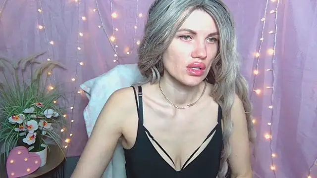 Snapshot of MilaLoona chatting on 04-18-26, 06:06 MilaLoona online show from 04-18-26, 06:06