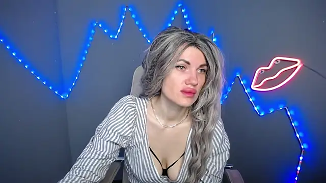 Snapshot of MilaLoona chatting on 04-19-26, 06:02 MilaLoona online show from 04-19-26, 06:02
