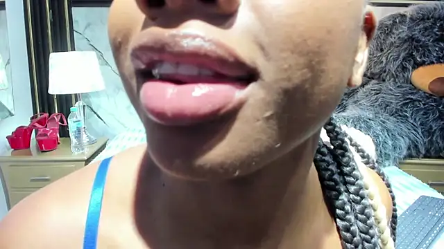 Snapshot of Niyirey1 chatting on 06-17-26, 01:01 Niyirey1 online show from 06-17-26, 01:01