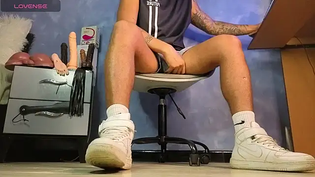 TomLover 12 online show from 04-15-26, 01:29