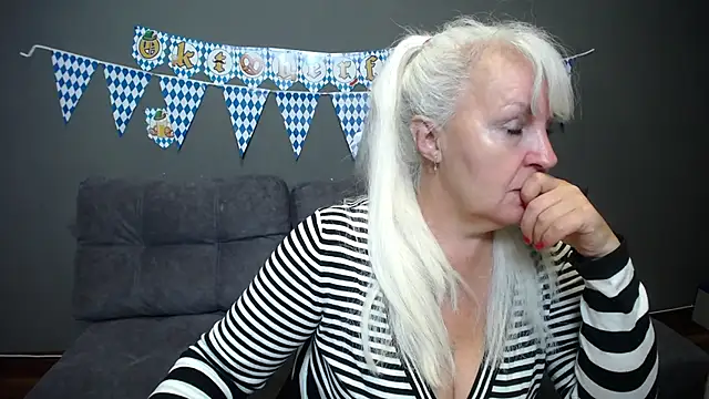 Snapshot of BlondyLeeBest chatting on 09-27-25, 06:57 BlondyLeeBest online show from 09-27-25, 06:57