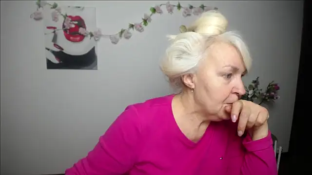 Snapshot of BlondyLeeBest chatting on 02-09-26, 07:29 BlondyLeeBest online show from 02-09-26, 07:29