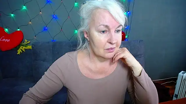 Snapshot of BlondyLeeBest chatting on 02-11-26, 12:54 BlondyLeeBest online show from 02-11-26, 12:54
