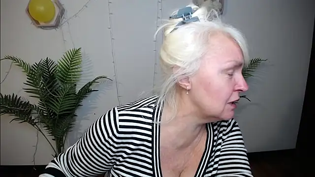 Snapshot of BlondyLeeBest chatting on 03-15-26, 08:15 BlondyLeeBest online show from 03-15-26, 08:15