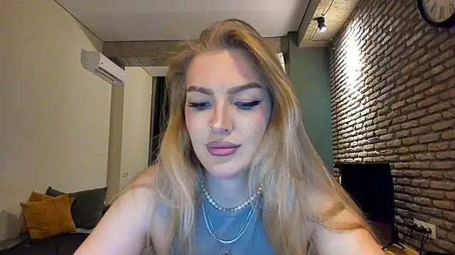 Snapshot of fifteenpoem chatting on 06-28-26, 01:11 fifteenpoem online show from 06-28-26, 01:11