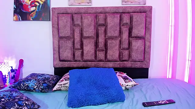 Snapshot of NaughtyAnaa chatting on 10-24-25, 03:41 NaughtyAnaa online show from 10-24-25, 03:41