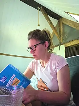 Snapshot of Lina_lou4 chatting on 06-20-26, 04:43 Lina lou4 online show from 06-20-26, 04:43