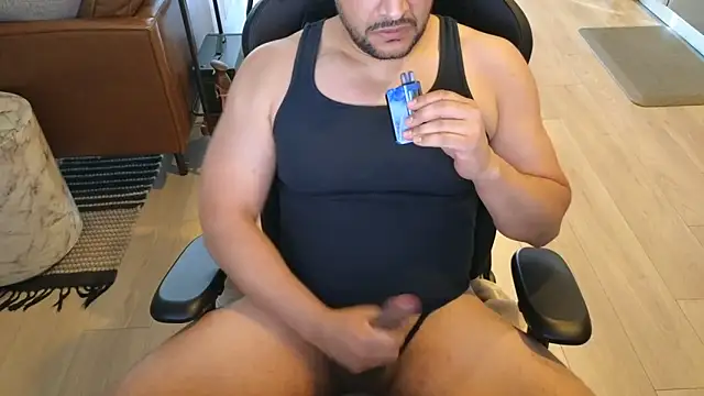 Snapshot of HungandThickLatin chatting on 05-28-26, 02:47 HungandThickLatin online show from 05-28-26, 02:47