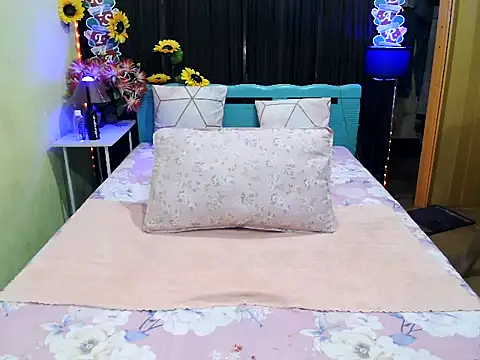 Snapshot of UrAsianPrincessDanie chatting on 12-17-25, 06:03 UrAsianPrincessDanie online show from 12-17-25, 06:03