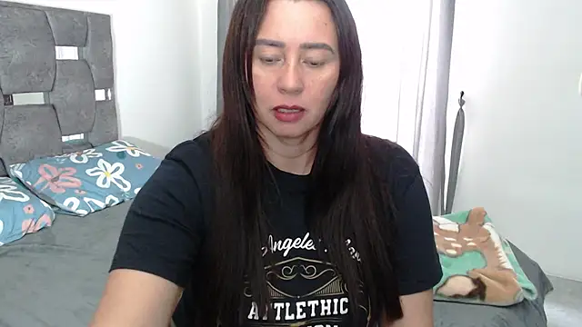 Snapshot of sara_hott_1 chatting on 05-15-26, 07:43 sara hott 1 online show from 05-15-26, 07:43