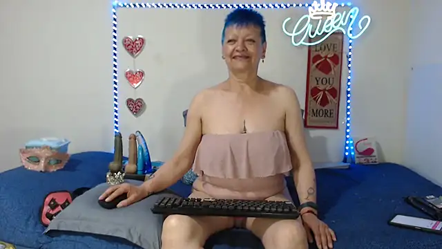 Snapshot of loquitaqueen011 chatting on 04-04-26, 02:36 loquitaqueen011 online show from 04-04-26, 02:36