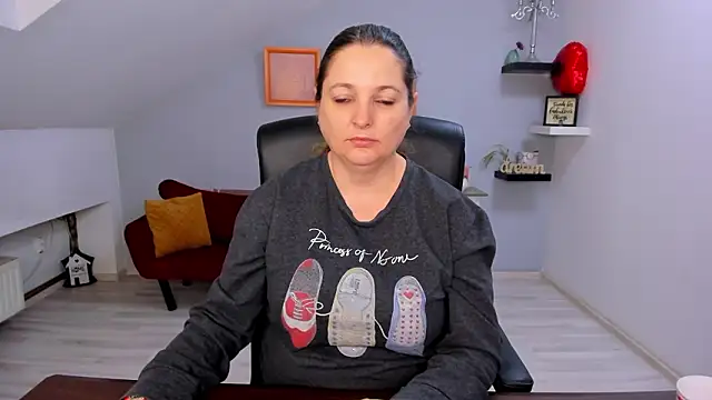 LollaGirl online show from 03-04-26, 04:07