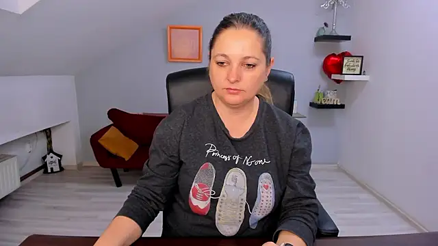 LollaGirl online show from 03-20-26, 04:17