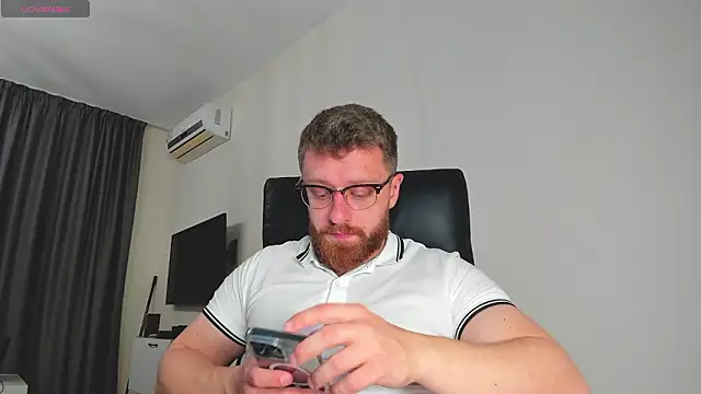 Snapshot of Findom_guy chatting on 03-13-26, 08:43 Findom guy online show from 03-13-26, 08:43