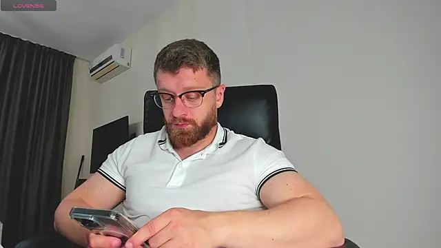Snapshot of Findom_guy chatting on 03-13-26, 08:48 Findom guy online show from 03-13-26, 08:48