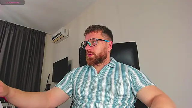 Snapshot of Findom_guy chatting on 03-15-26, 10:32 Findom guy online show from 03-15-26, 10:32