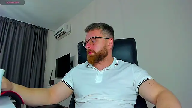 Snapshot of Findom_guy chatting on 03-26-26, 12:22 Findom guy online show from 03-26-26, 12:22