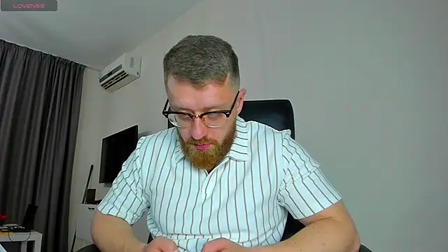 Snapshot of Findom_guy chatting on 03-29-26, 03:01 Findom guy online show from 03-29-26, 03:01