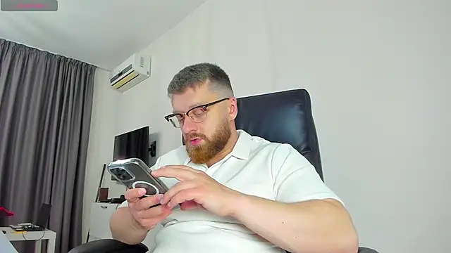 Snapshot of Findom_guy chatting on 03-30-26, 03:02 Findom guy online show from 03-30-26, 03:02