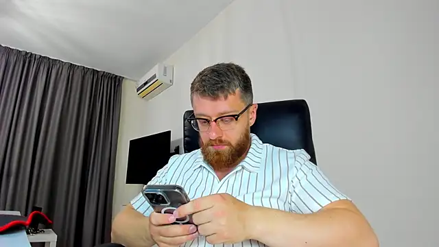 Snapshot of Findom_guy chatting on 04-08-26, 03:23 Findom guy online show from 04-08-26, 03:23