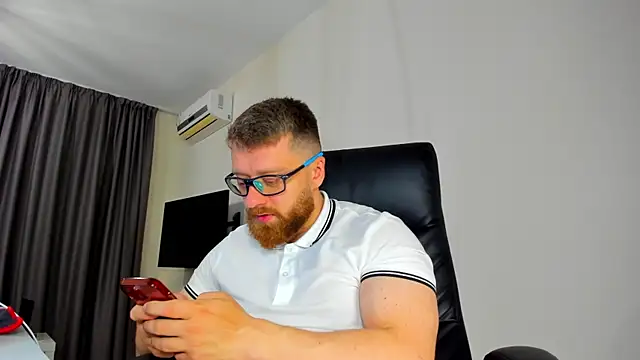 Snapshot of Findom_guy chatting on 04-16-26, 10:27 Findom guy online show from 04-16-26, 10:27