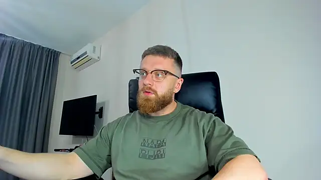Snapshot of Findom_guy chatting on 04-27-26, 06:17 Findom guy online show from 04-27-26, 06:17