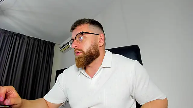Snapshot of Findom_guy chatting on 05-19-26, 05:41 Findom guy online show from 05-19-26, 05:41