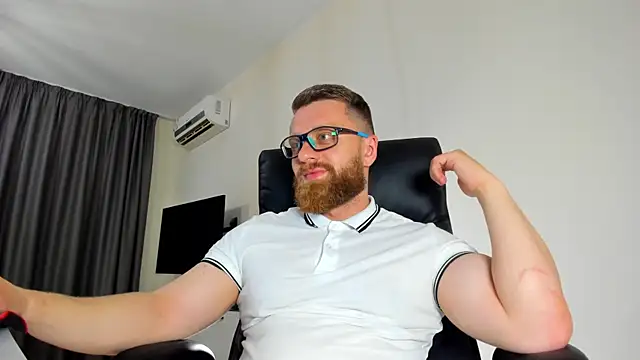 Snapshot of Findom_guy chatting on 05-25-26, 06:25 Findom guy online show from 05-25-26, 06:25
