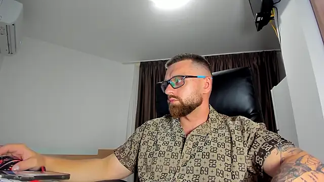 Snapshot of Findom_guy chatting on 07-18-26, 05:39 Findom guy online show from 07-18-26, 05:39