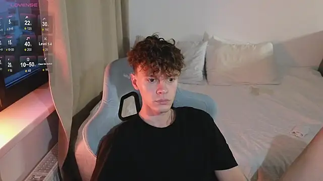 Snapshot of cute_thomas chatting on 07-12-26, 06:21 cute thomas online show from 07-12-26, 06:21