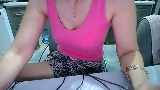 Snapshot of AmazingBitch chatting on 06-19-26, 05:50 AmazingBitch online show from 06-19-26, 05:50