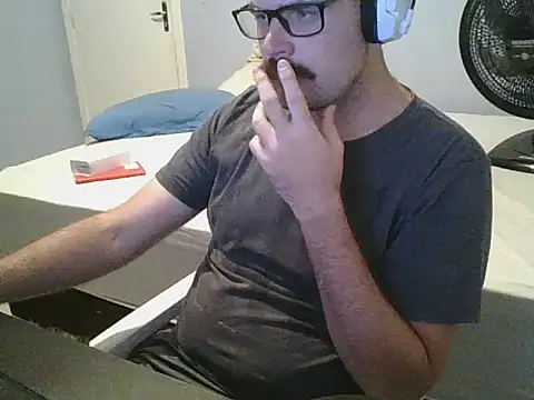 Snapshot of SuyNey chatting on 02-20-26, 05:37 SuyNey online show from 02-20-26, 05:37