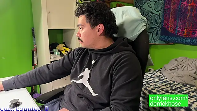 Snapshot of DerrickHose chatting on 03-08-25, 01:06 DerrickHose online show from 03-08-25, 01:06