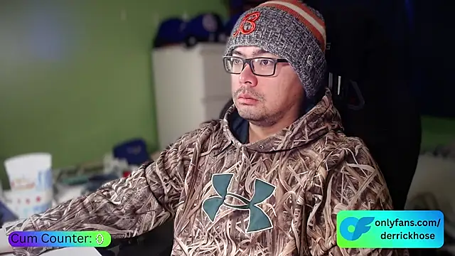 Snapshot of DerrickHose chatting on 11-18-25, 04:33 DerrickHose online show from 11-18-25, 04:33