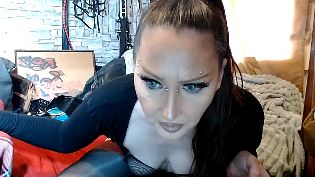 Snapshot of dominatrixredsonyja chatting on 06-07-26, 03:43 dominatrixredsonyja online show from 06-07-26, 03:43