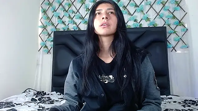 Snapshot of EmmaWilliamss chatting on 12-20-25, 04:14 EmmaWilliamss online show from 12-20-25, 04:14