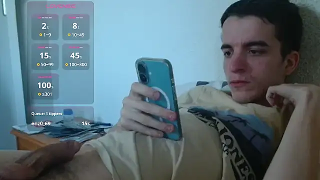 Snapshot of Tombgy07 chatting on 04-17-26, 04:43 Tombgy07 online show from 04-17-26, 04:43