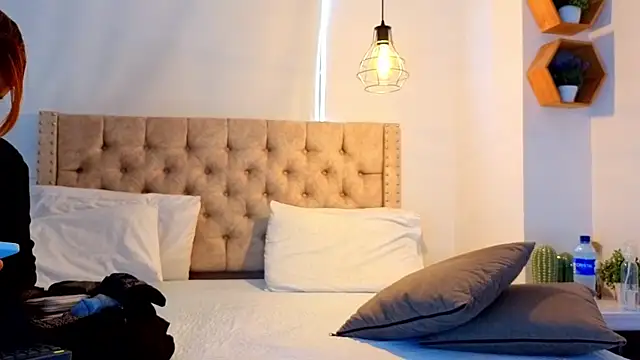 KeryHillson online show from 04-06-26, 01:23