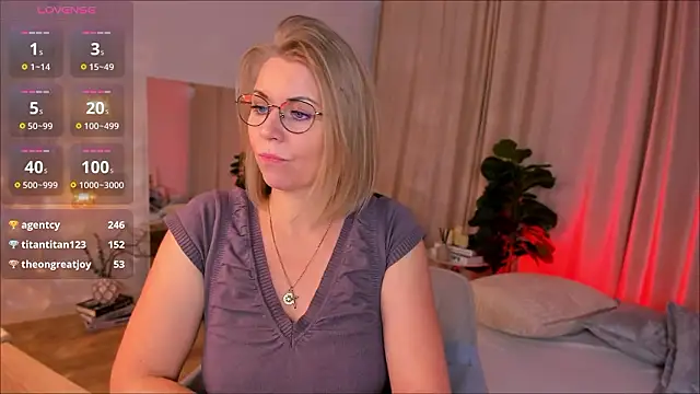 Snapshot of Annie_Light chatting on 03-27-26, 08:59 Annie Light online show from 03-27-26, 08:59