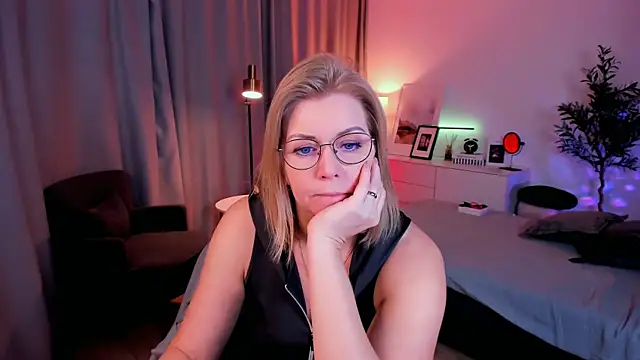 Snapshot of Annie_Light chatting on 04-17-26, 06:49 Annie Light online show from 04-17-26, 06:49