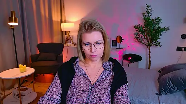 Snapshot of Annie_Light chatting on 04-25-26, 01:41 Annie Light online show from 04-25-26, 01:41