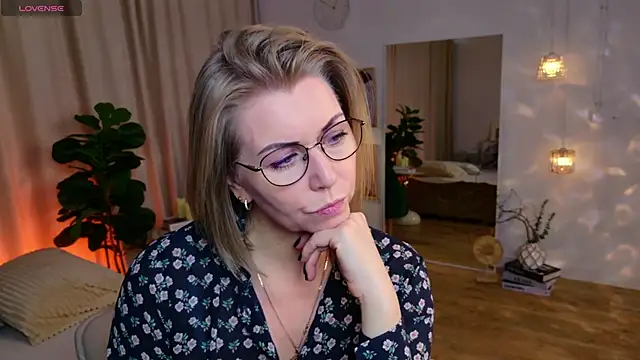 Snapshot of Annie_Light chatting on 05-07-26, 06:41 Annie Light online show from 05-07-26, 06:41