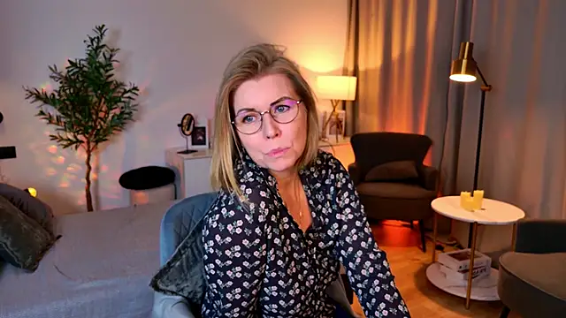 Snapshot of Annie_Light chatting on 05-19-26, 06:53 Annie Light online show from 05-19-26, 06:53