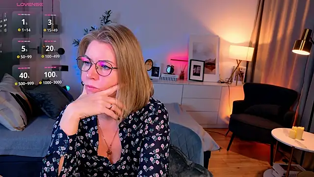 Snapshot of Annie_Light chatting on 05-21-26, 06:53 Annie Light online show from 05-21-26, 06:53