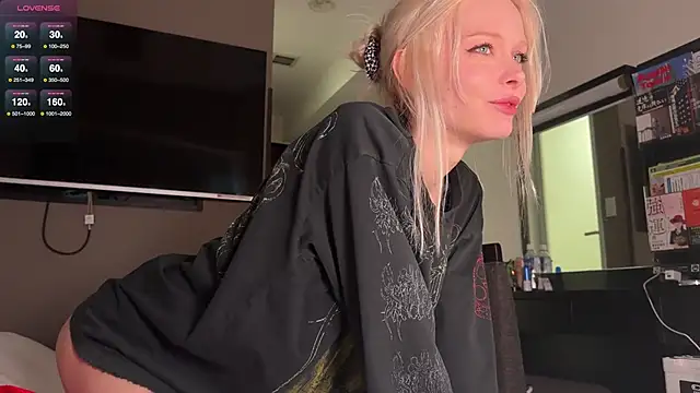 Snapshot of neon_demon chatting on 12-31-24, 01:36 neon demon online show from 12-31-24, 01:36