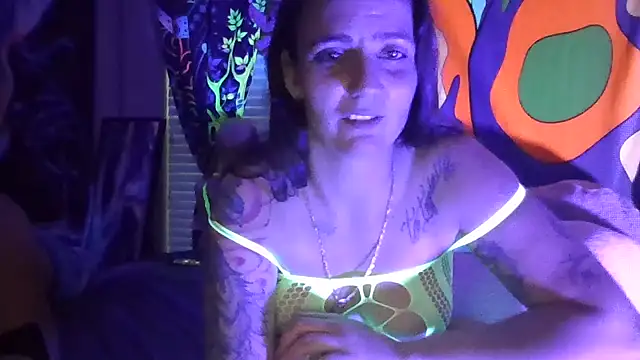 Snapshot of Emma-Rae chatting on 02-19-25, 12:00 Emma-Rae online show from 02-19-25, 12:00