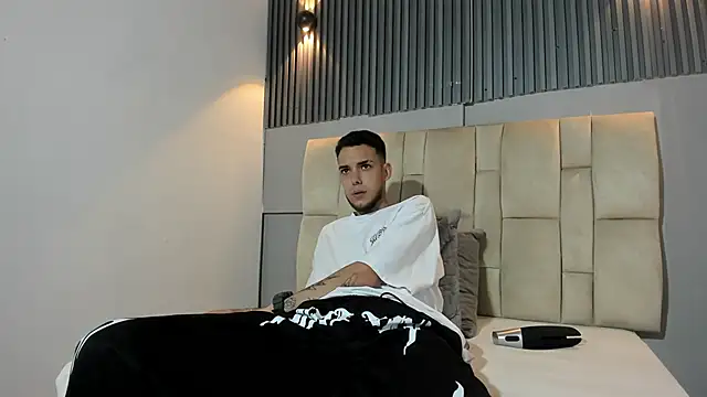 Snapshot of ricardo333 chatting on 04-15-26, 02:24 ricardo333 online show from 04-15-26, 02:24