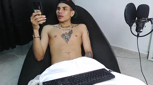 Snapshot of hot_king20 chatting on 02-26-25, 07:42 hot king20 online show from 02-26-25, 07:42