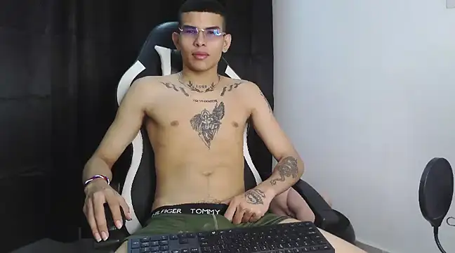 Snapshot of hot_king20 chatting on 03-18-25, 09:10 hot king20 online show from 03-18-25, 09:10