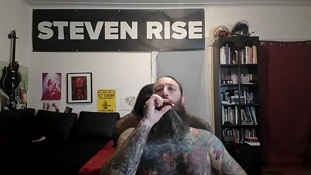 Snapshot of StevenRiseNYC chatting on 06-01-26, 01:40 StevenRiseNYC online show from 06-01-26, 01:40